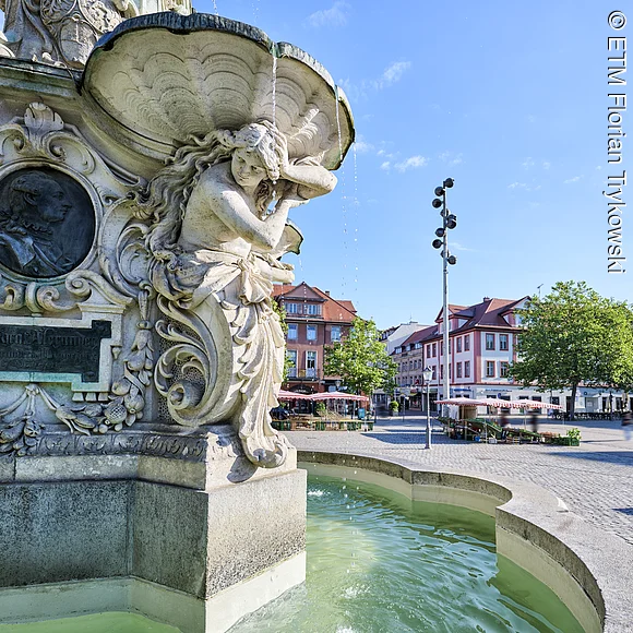 Paulibrunnen am Marktplatz Paulibrunnen im Vordergrund mit Blick über den Marktplatz