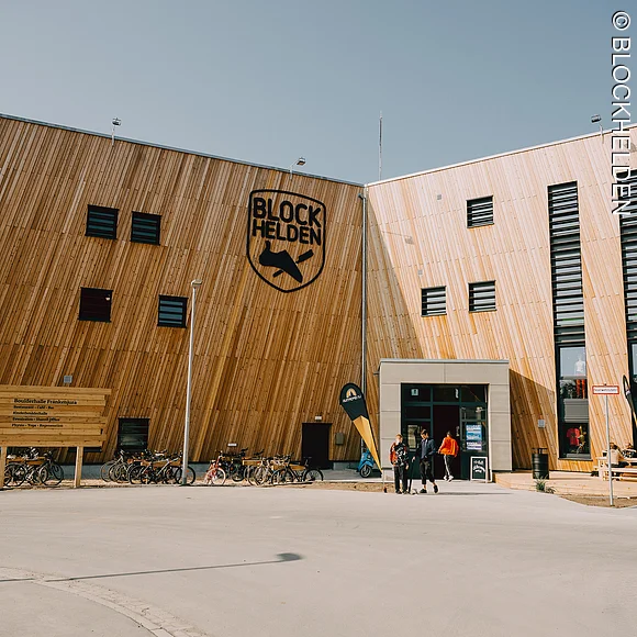 Blick auf den Eingang der Boulderhalle.