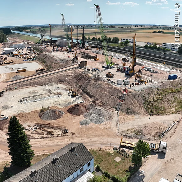 Eine Luftaufnahme der Baustelle Kriegenbrunn, wo derzeit der Ersatzneubau der Schleuse Kriegenbrunn durchgeführt wird.