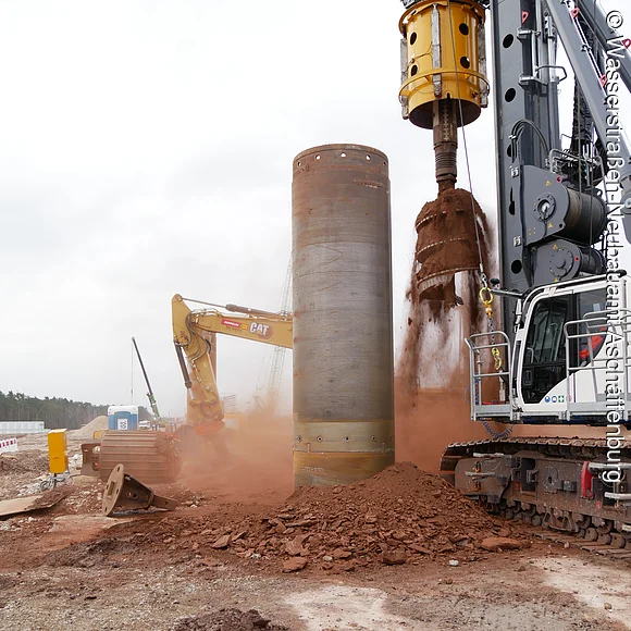 Wir sehen hier Baumaschinen im Einsatz auf der Baustelle des Schleusenneubaus Kriegenbrunn.