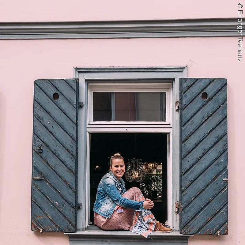 Erlanger Teehaus von außen, Fenster, in dem jemand sitzt