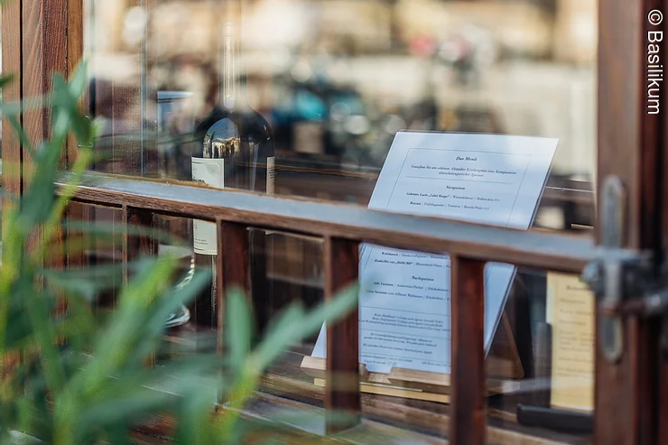 Blick von außen durchs Fenster