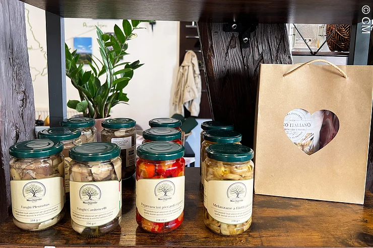 Regal mit eingelegten Antipasti