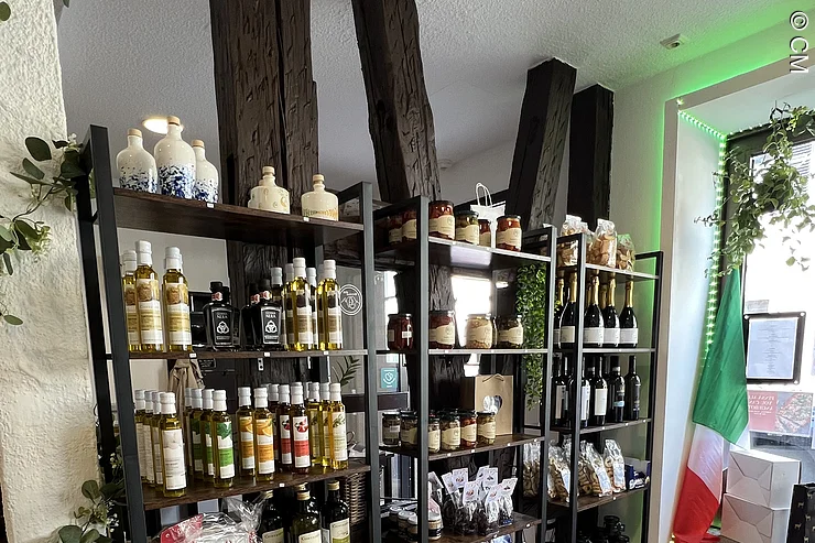 Regale mit italienischen Spezialitäten