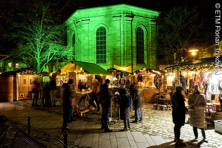 Grün beleuchtete Kirche auf dem Altstädter Weihnachtsmarkt
