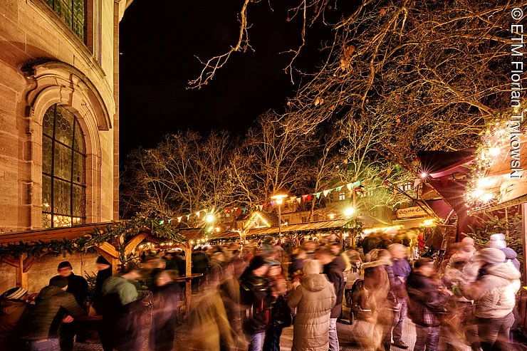 Gäste auf dem Historischen Weihnachtsmarkt in Erlangen