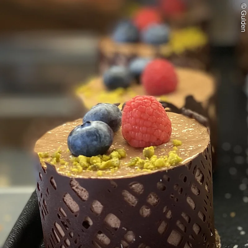 Petit fours mit Heidel- und Himbeeren