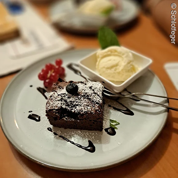 Feiner Nachtisch mit Schokotörtchen, Eis und Beeren