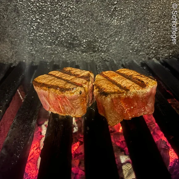 Steak im offenen Kamin