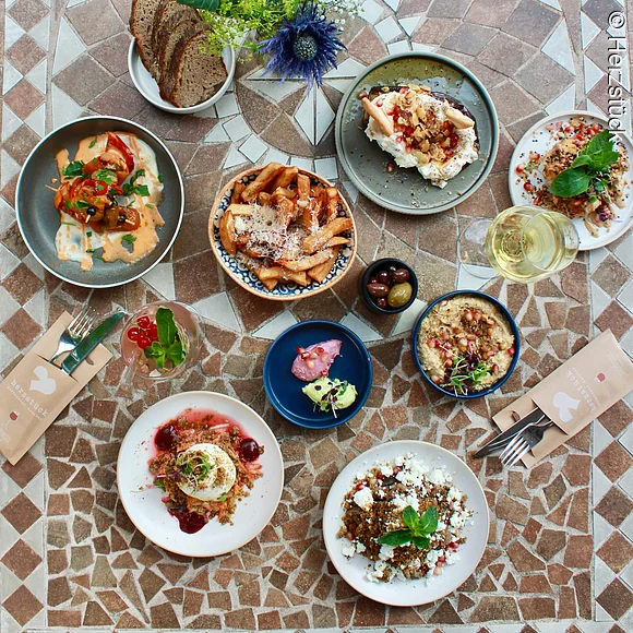 verschiedene Tapas auf Mosaiktisch