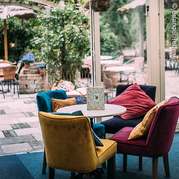 witergarten mit Blick auf den Innenhof, bunte Stühle