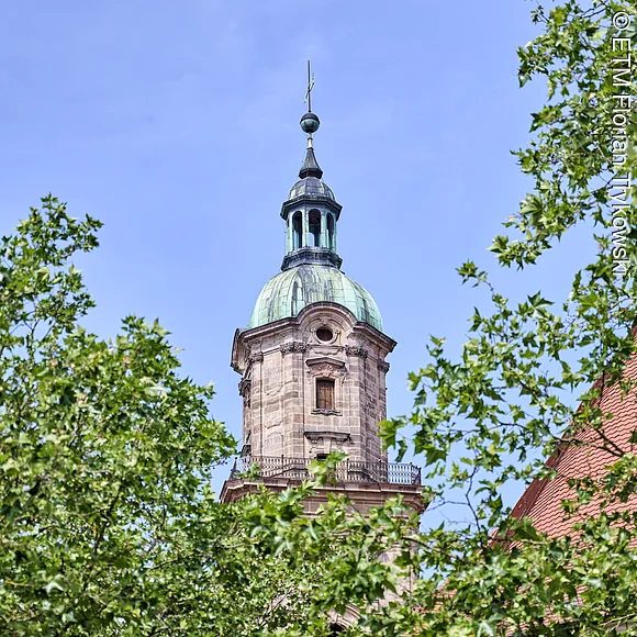 Neustädter Kirchturm Ein Blick durchs Grüne auf den Neustädter Kirchturm