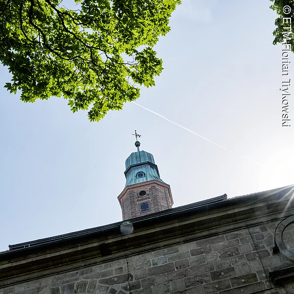 Hugenottenturm Der Turm der Hugenottenkirche im Sonnenlicht