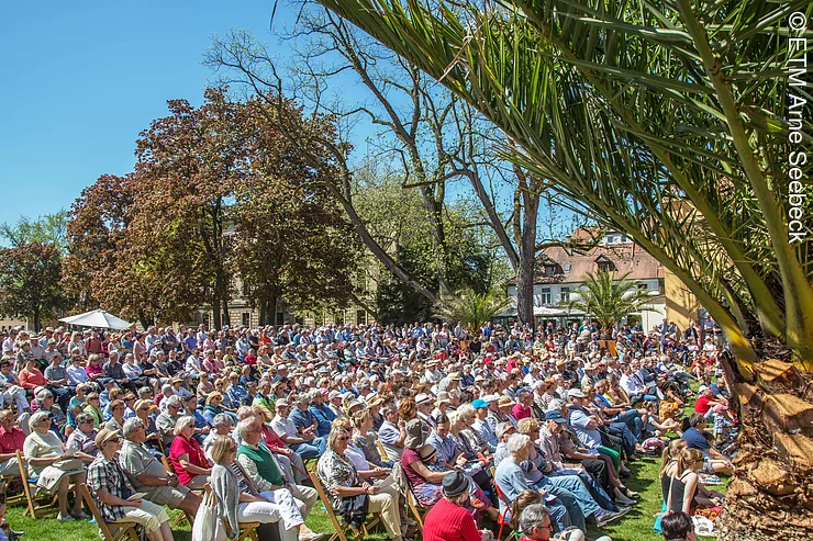 Publikum vor der Orangerie während der Schlossgartenkonzerte