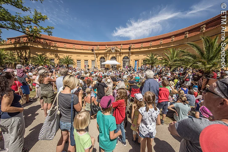 Gäste hören sich Erlanger Schlossgartenkonzerte an