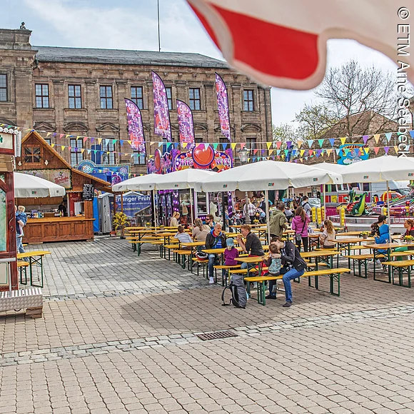 Schausteller präsentieren sich auf dem Erlanger Frühlingsfest