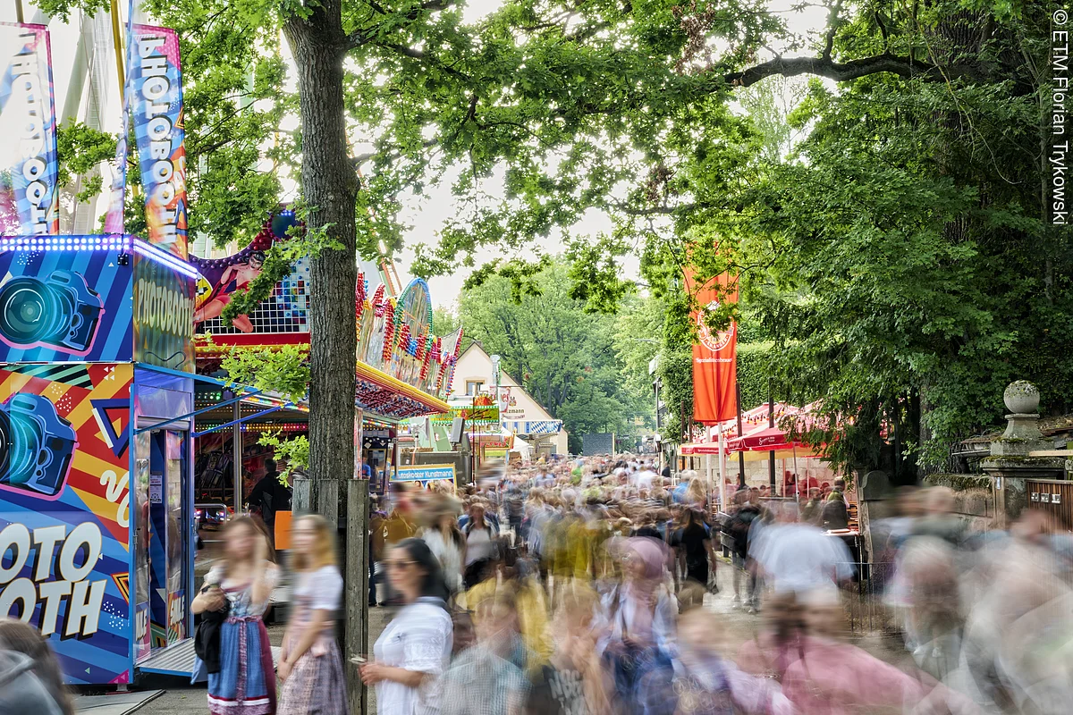 Blick in die Hauptachse der Erlanger Bergkirchweih