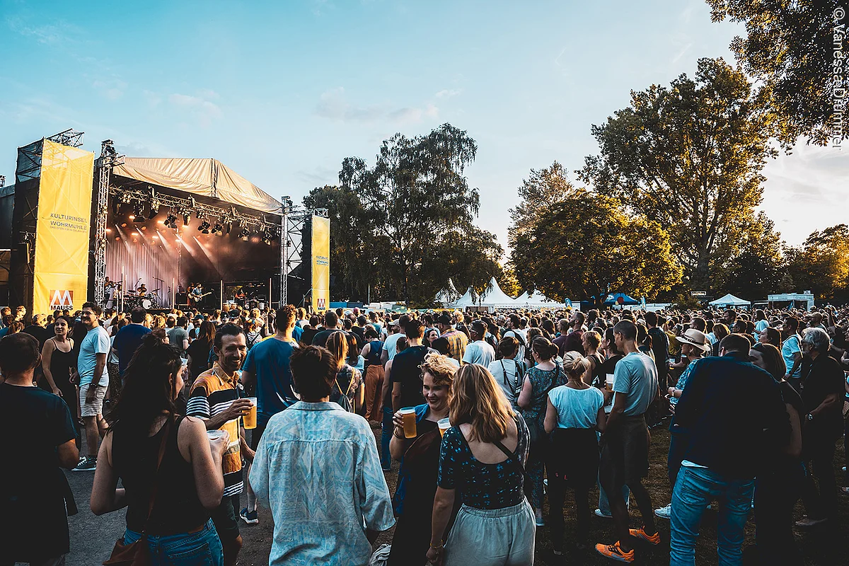Menschen stehen vor der Bühne beim Wöhrmühlenfestival