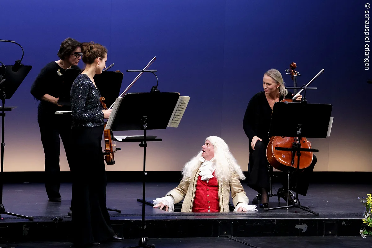 Menschen auf der Bühne bei einem musikalischen Stück