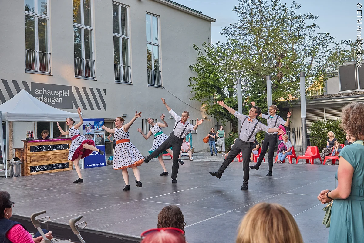 Menschen tanzen bei der Aktion Erlangen tanzt