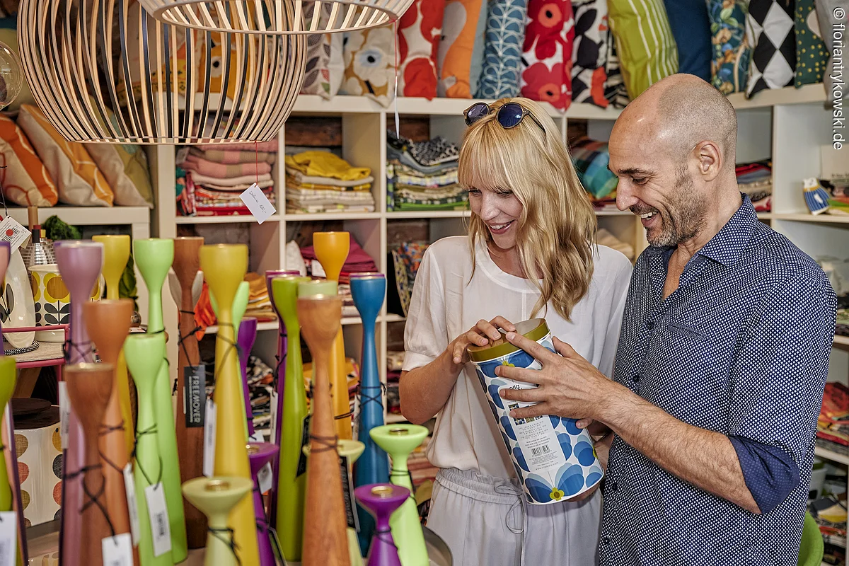Einkaufen in einem der kleinen, inhabergeführten Geschäften der Erlanger Altstadt