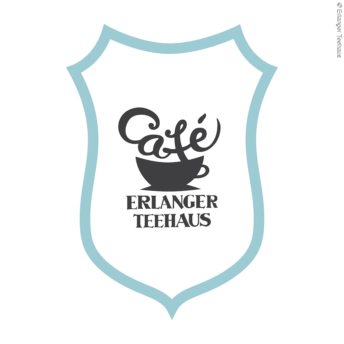 blau umrandetes Schild mit Schriftzug Erlanger Teehaus mit dampender Tasse
