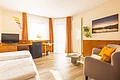 Hotel Zimmer "Juniorsuite" im Hotel Luise mit Bett, Sessel, Schreibtisch und großen Festern
