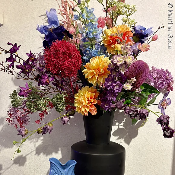 Vase mit Blumenschmuck