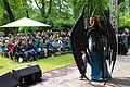 Escenario de cosplay con visitantes en el Salón Internacional del Cómic de Erlangen.