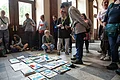 Visitantes participando en el dibujo urbano en el Salón Internacional del Cómic de Erlangen.