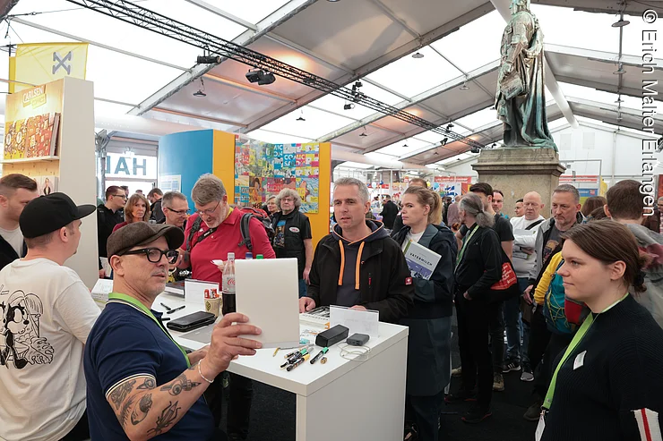 Visitantes en la carpa de exposiciones del Salón Internacional del Cómic de Erlangen.