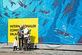 Familia en la feria durante el Salón Internacional del Cómic de Erlangen.