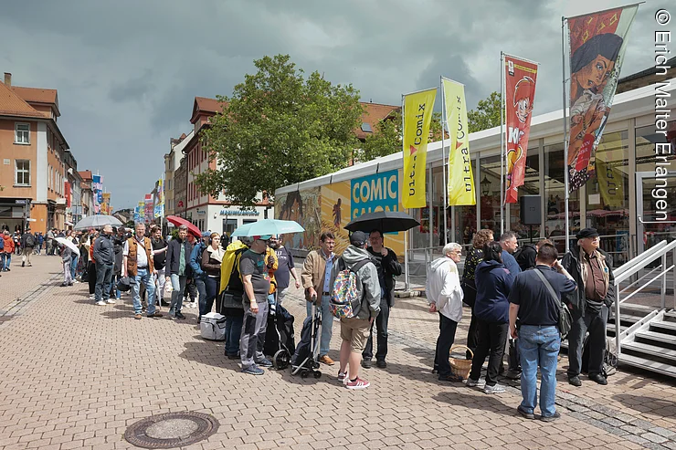 Visitantes en la plaza del castillo durante la feria del Salón Internacional del Cómic de Erlangen.