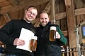 Die Brauer vom Hofbräu Oberle präsentieren ihr Bier mit Urkunde