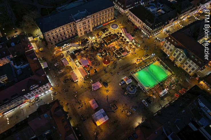Drohnenaufnahme vom Erlanger Schlossplatz mit Waldweihnacht und Erlangen like on Ice