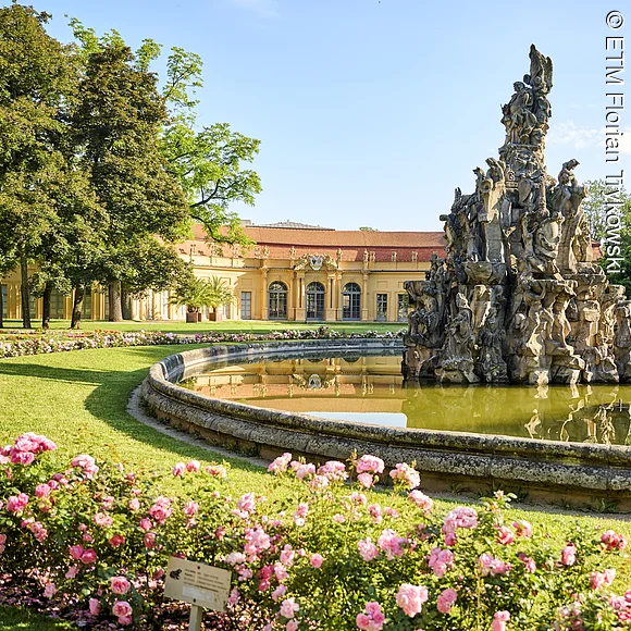 Blick auf Hugenottenbrunnen und Orangerie