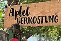 Apfelverkostung bei Huckepack Erlebnisernte Schild mit Aufschrift "Apfelverkostung"