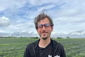 Lukas Niedermann von Huckepack Erlebnisernte Person steht mit Erdbeeren auf einem Feld