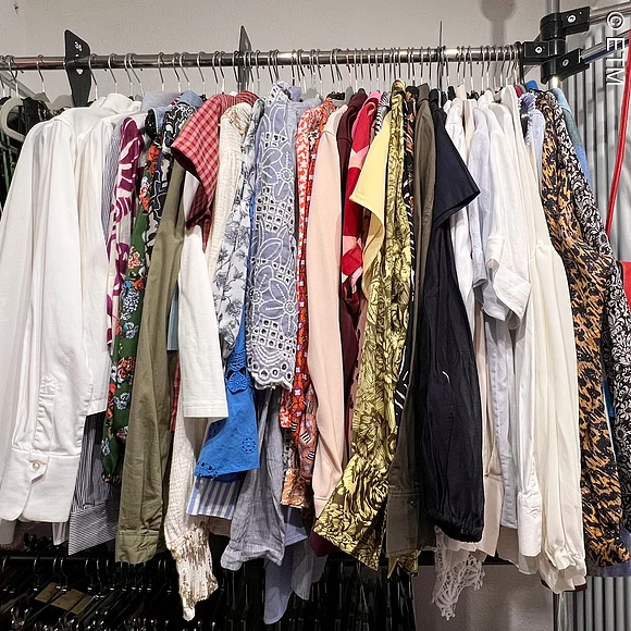 First Class Secondhand Garderobenständer mit Damenmode