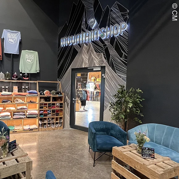 Eingangsbereich Mountain Shop Eingangsbereich Mountain Shop mit Regalen mit Ware