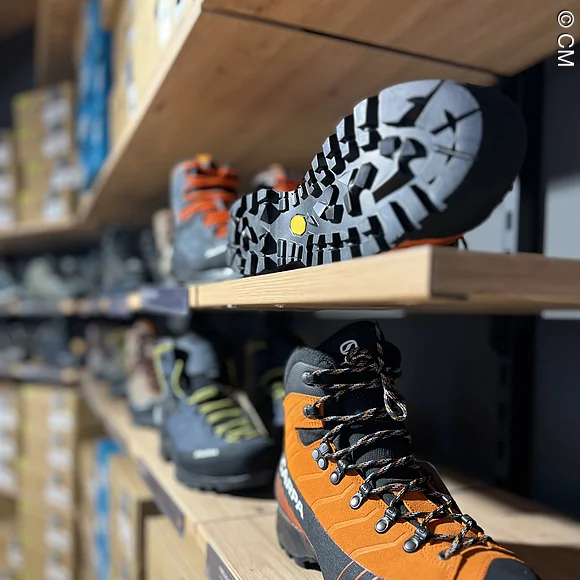 Hochwertige Wanderschuhe Wanderschuhe im Regal