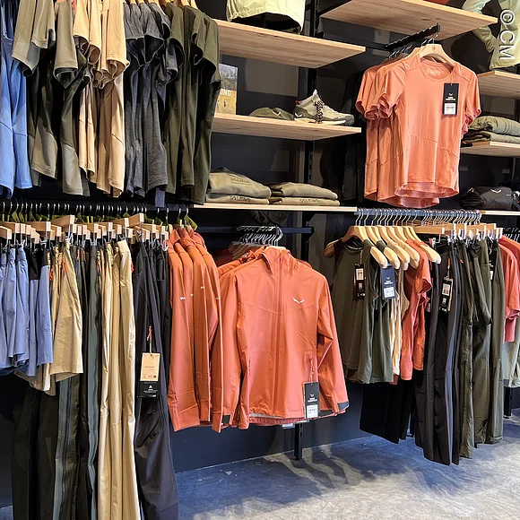 Funktionelle T-Shirts und Langarmshirts Trecking-Bekleidung in Regalen