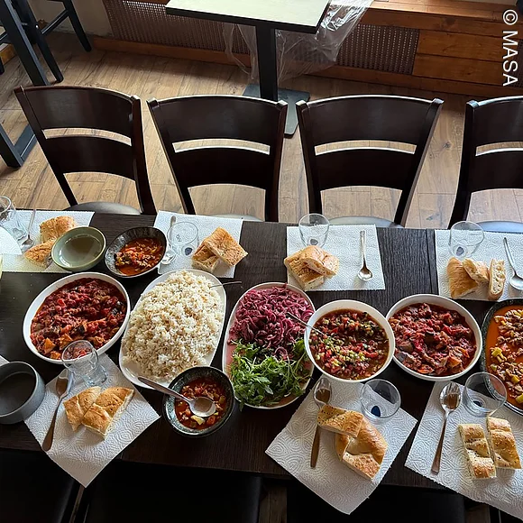MASA heißt gedeckter Tisch Tisch mit vielen verschiedenen türkischen Essen