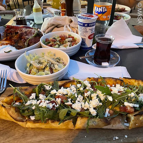 MASA Gedeckter Tisch mitgefülltem Pide